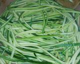 A picture of step 2 of LeViés Baby Marrow and Pepper Steak Strips.