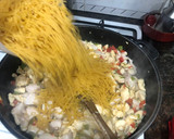 Foto del paso 5 de la receta: Pollo con fideos y gambones
