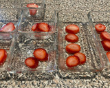 Foto del paso 2 de la receta: Gelatina Keto de Yogurt con fresas