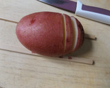 Foto del paso 1 de la receta: Patatas al estilo Hasselbak con salsa