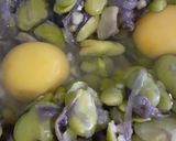 Foto del paso 1 de la receta: Revuelto de habas con cebolla morada💫
