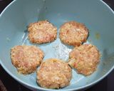 Foto langkah ke 2 dari resep Chicken Menchi Katsu.