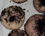A picture of step 2 of Donut and Oreo topping.