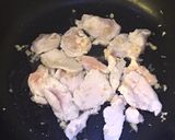 รูปขั้นตอนการทำที่ 2 ของ อกไก่ผัดขิง เห็ดหูหนูสด