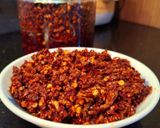Foto langkah ke 5 dari resep Dried Chilli Oil Gurih Super Pedas Khas Dimsum dan Masakan Lainnya.