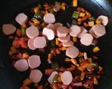 Foto del paso 3 de la receta Rollitos de verduras con salchicha en papel de arroz