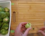 Une image de l'étape 2 de Poêlée de choux de Bruxelles aux lardons et parmesan.