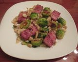 Foto del paso 4 de la receta: Coles de Bruselas con alubias y panceta de cerdocrujiente