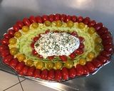 Une image de l'étape 10 de Salade de concombre, courgette râpée, oignon rouge, tomates cerises et burrata au persil.