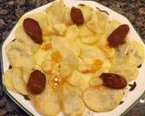 Foto del paso 7 de la receta Patatas chips, chorizo crujiente picante y huevos flor
