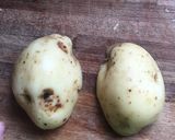 Foto del paso 2 de la receta: Papas rústicas crocantes con milanesas de carne caseras🥔🥩