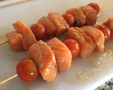 Foto del paso 2 de la receta: Brochetas de salmón rápidas con arroz, también express!