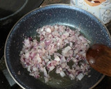 Foto del paso 1 de la receta: Tortilla de papas con cebolla sofrita y chorizo