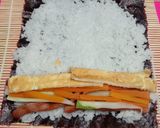 Foto langkah ke 4 dari resep Sushi Gulung Simpel.