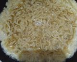 Foto langkah ke 3 dari resep Omelet mie.