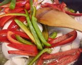 A picture of step 2 of Pollo e peperoni.