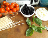 Foto del paso 1 de la receta: Brochetas de queso fresco y tomates a la albahaca