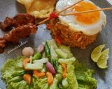 Foto langkah ke 4 dari resep Nasi Goreng Salmon.