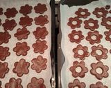 Foto del passaggio 5 della ricetta Biscotti di frolla al cacao e marmellata di arance