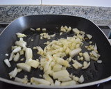 Foto del paso 1 de la receta: Merluza al ajillo con gulas y setas