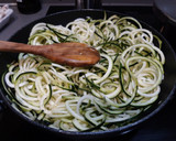 Foto del paso 1 de la receta: Espaguetis de calabacín con setas y romesco