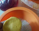Foto langkah ke 3 dari resep Onde-onde Labu : Isi Selai Stroberi.