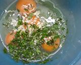 Foto del paso 2 de la receta: Omellette de panceta, queso y hierbas aromáticas
