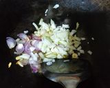 Foto langkah ke 2 dari resep Nasi Goreng Sosis.