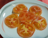 Foto del paso 2 de la receta: Carpaccio de tomate, aguacate y rulo de queso
