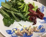 รูปขั้นตอนการทำที่ 1 ของ ผัดผักบุ้งหมูกรอบ
