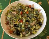 Une image de l'étape 13 de Salade de riz vert au jambon, concombre, poivrons, tomates et olives noires.