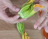 Foto del passaggio 7 della ricetta Fiori di zucca fritti alla romana