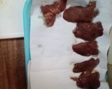 Csirkemáj baconbe tekerve lágy tojással, kígyóuborka dísszel recept fázis 1 fotója
