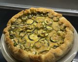 Foto del passaggio 7 della ricetta Torta salata con zucchine e feta