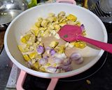 Foto langkah ke 2 dari resep Ayam Jamur Masak Manis.