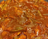 Foto del paso 6 de la receta: Pollo con nopal en salsa de guajillo🌺