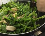 Hình bước làm 1 của món Ốc giác xào rau muống