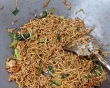 Foto langkah ke 5 dari resep Mie Goreng Sayur.