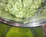 Foto del paso 2 de la receta Buñuelos de calabacín y dip de yogur griego