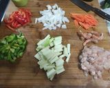 Foto del paso 2 de la receta Fideos de arroz con verduras pollo y gambas 🫑🥑🍗🦐