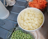 Foto del paso 1 de la receta: Tostadas de ensalada rusa ✨