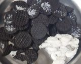 A picture of step 1 of Oreo delight.