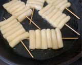Hình bước làm 1 của món 떡꼬치 bánh gạo xiên