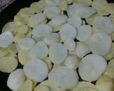 Foto del paso 1 de la receta: Filet de merluza en colchón de papas con salsa crema roquefort