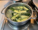 Foto del passaggio 3 della ricetta Zucchine marinate al basilico e menta