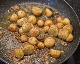 Kacsamell áfonyával fekete szederrel, lilakaposztával parázsburgonyával franciásan 🇫🇷#francia recept fázis 3 fotója