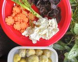 Foto langkah ke 2 dari resep Sup Bening Baso Ikan dan sayuran.