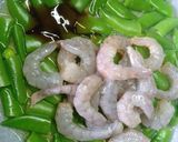 รูปขั้นตอนการทำที่ 2 ของ ผัดถั่วหวาน ใส่กุ้ง คลีน
