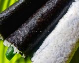 Foto langkah ke 4 dari resep Sushi tuna roll.