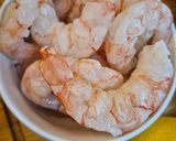 Foto del paso 2 de la receta: Ensalada de gambas y aguacate con salsa de cilantro